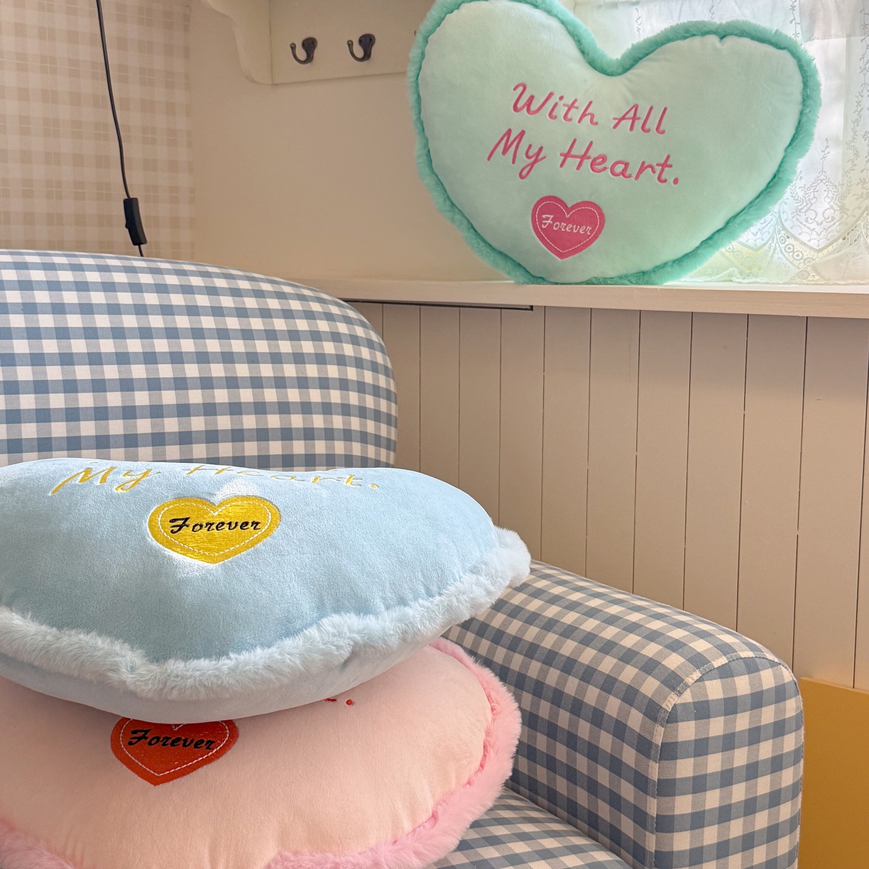 91家纺网 家纺一手货源 找家纺 美茉家居 2026新款水晶绒马卡龙爱心抱枕 薄荷绿