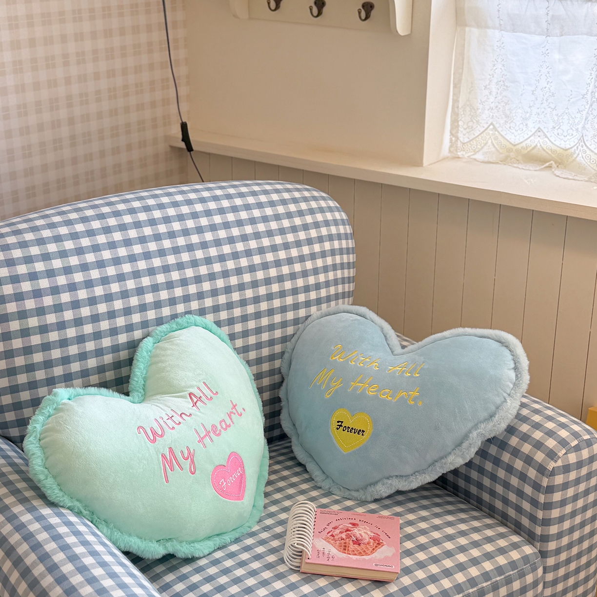 91家纺网 家纺一手货源 找家纺 美茉家居 2026新款水晶绒马卡龙爱心抱枕 樱花粉