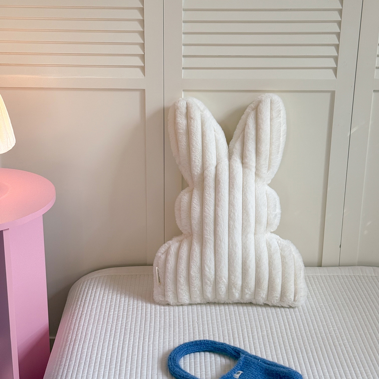 91家纺网 家纺一手货源 找家纺 （总）美茉家居 2026新款兔毛抽条条纹兔子抱枕