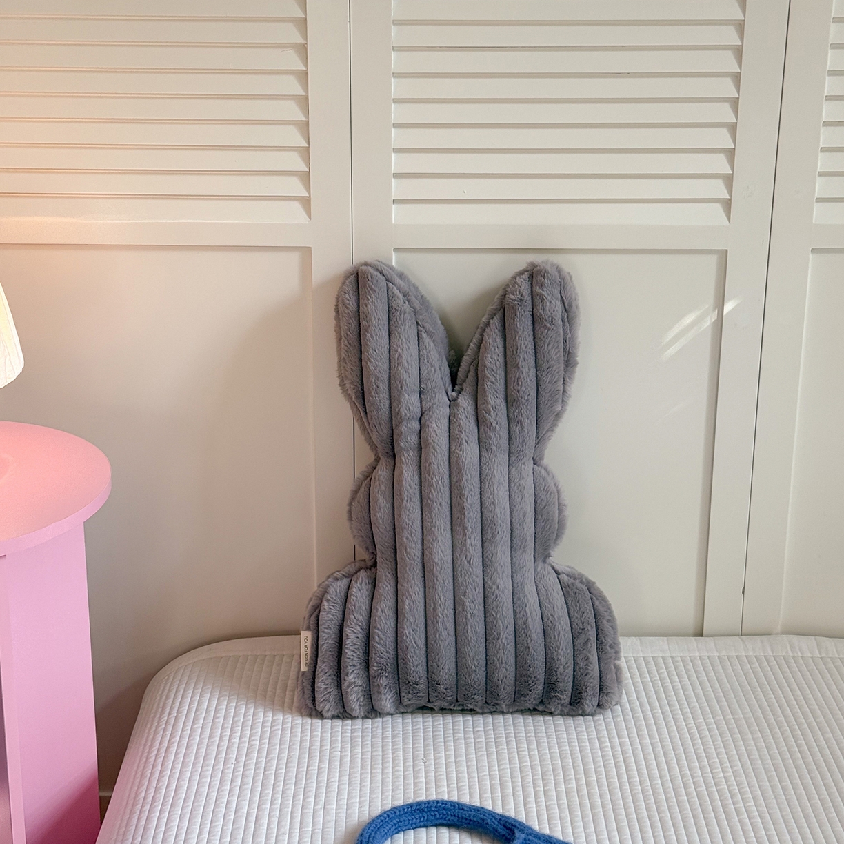 91家纺网 家纺一手货源 找家纺 （总）美茉家居 2026新款兔毛抽条条纹兔子抱枕