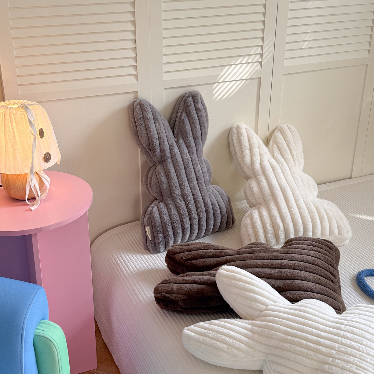 91家纺网 家纺一手货源 找家纺 （总）美茉家居 2026新款兔毛抽条条纹兔子抱枕