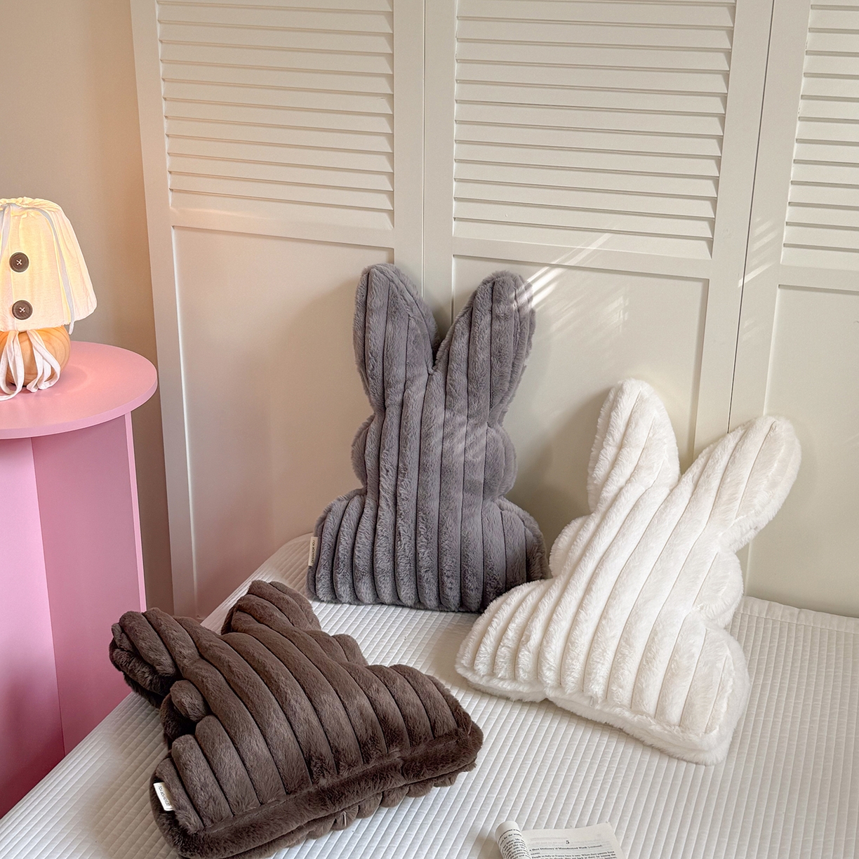 91家纺网 家纺一手货源 找家纺 （总）美茉家居 2026新款兔毛抽条条纹兔子抱枕