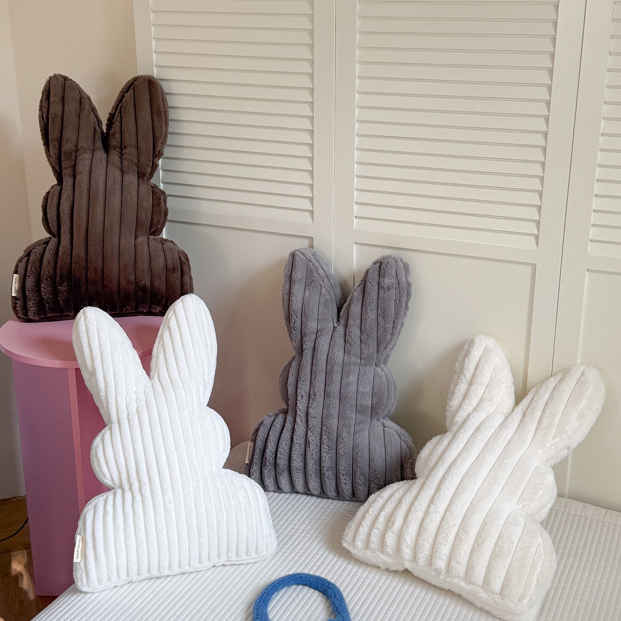 91家纺网 家纺一手货源 找家纺 （总）美茉家居 2026新款兔毛抽条条纹兔子抱枕