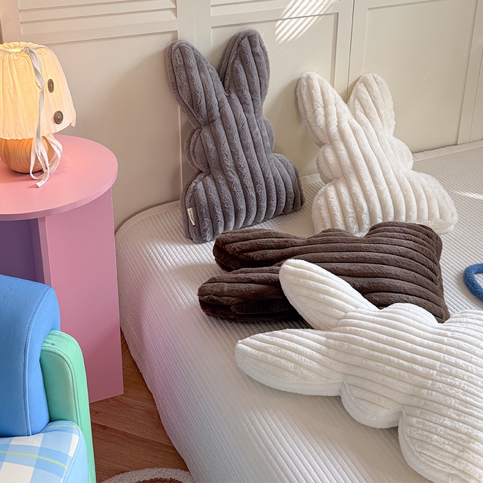 91家纺网 家纺一手货源 找家纺 美茉家居 2026新款兔毛抽条条纹兔子抱枕 灰色宽条