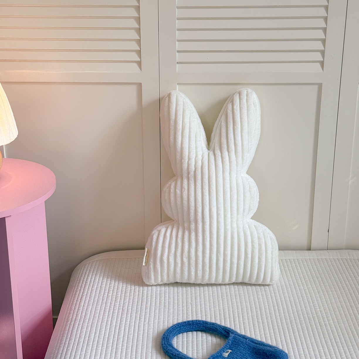 美茉家居 2026新款兔毛抽条条纹兔子抱枕 米白窄条