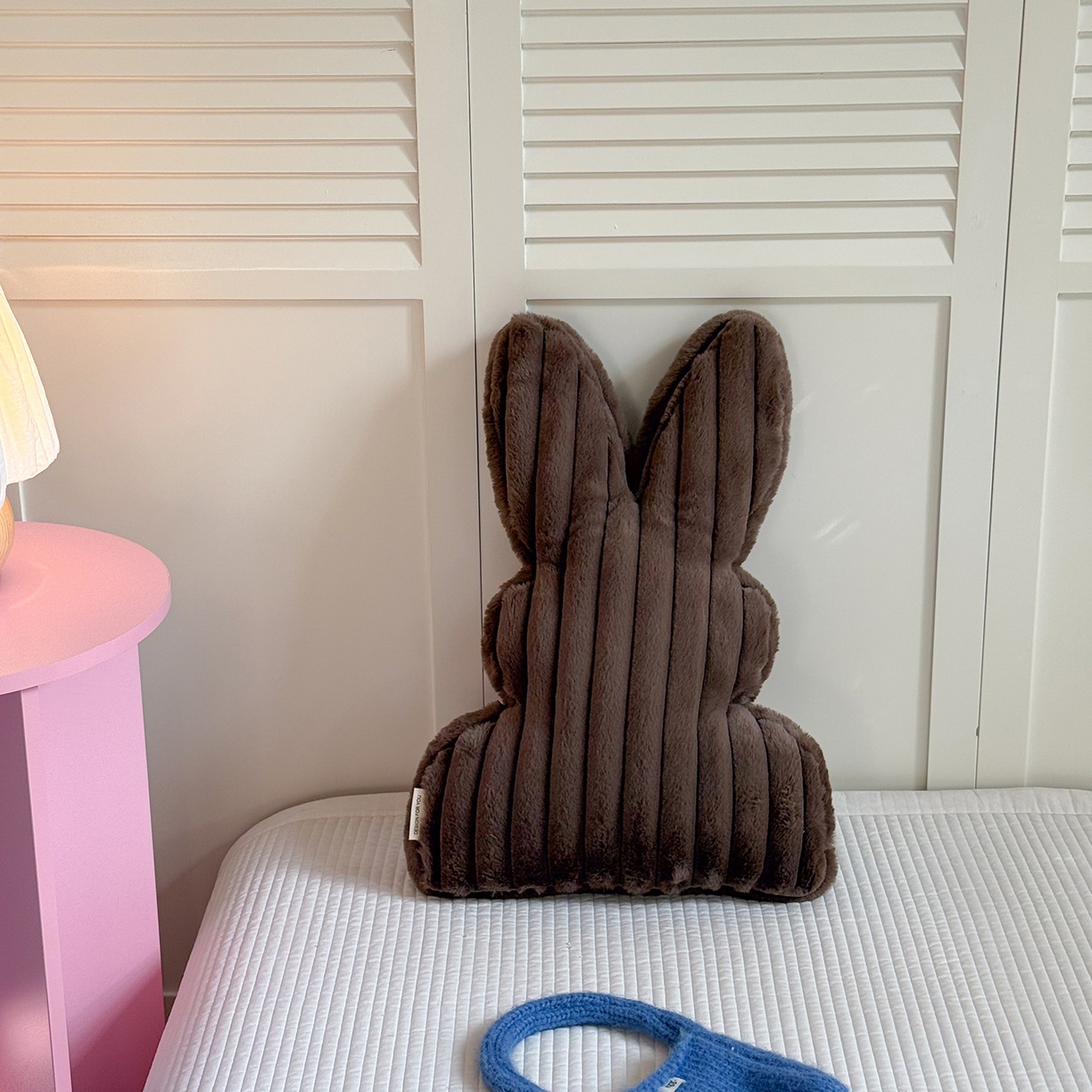 美茉家居 2026新款兔毛抽条条纹兔子抱枕 深咖宽条