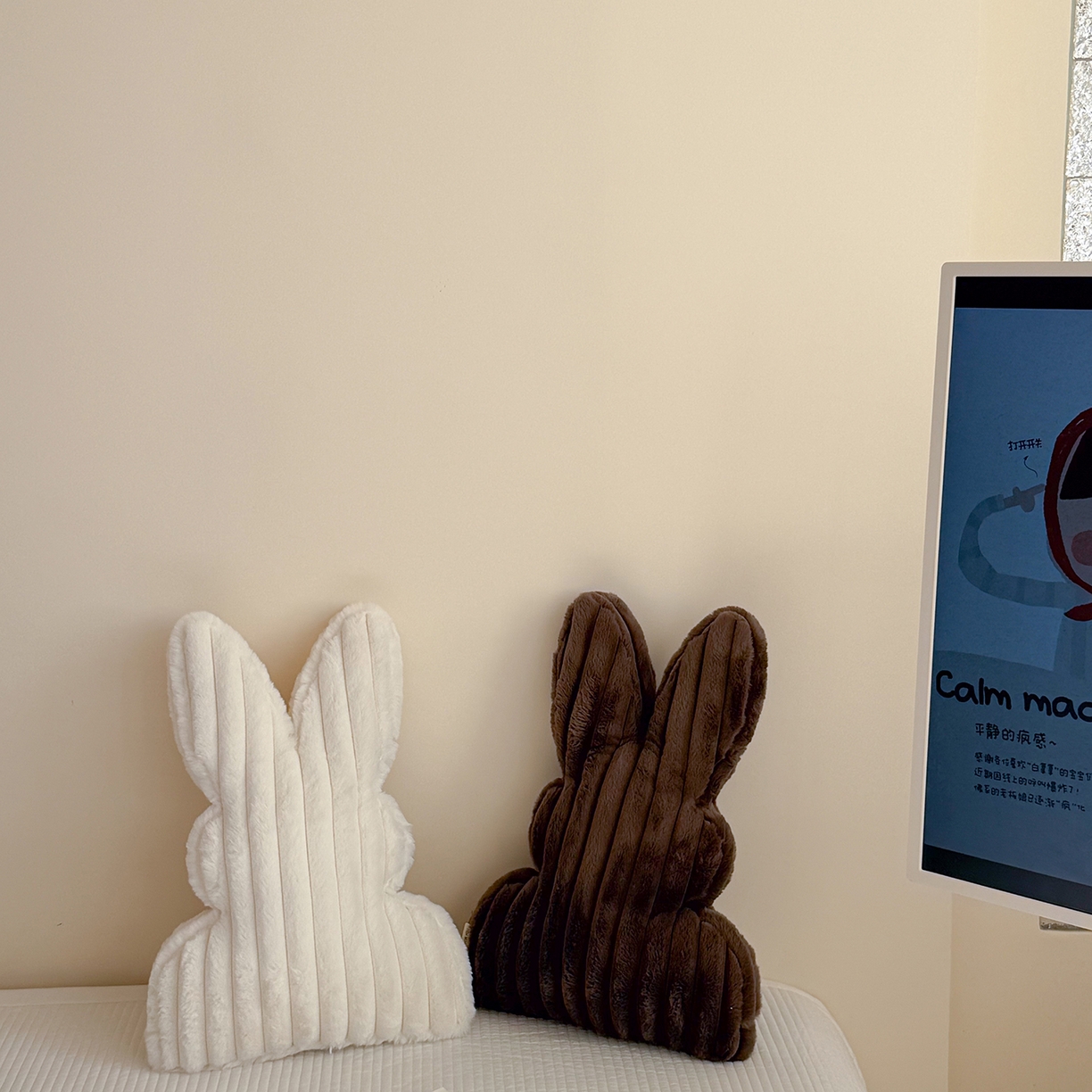 91家纺网 家纺一手货源 找家纺 美茉家居 2026新款兔毛抽条条纹兔子抱枕 米白窄条