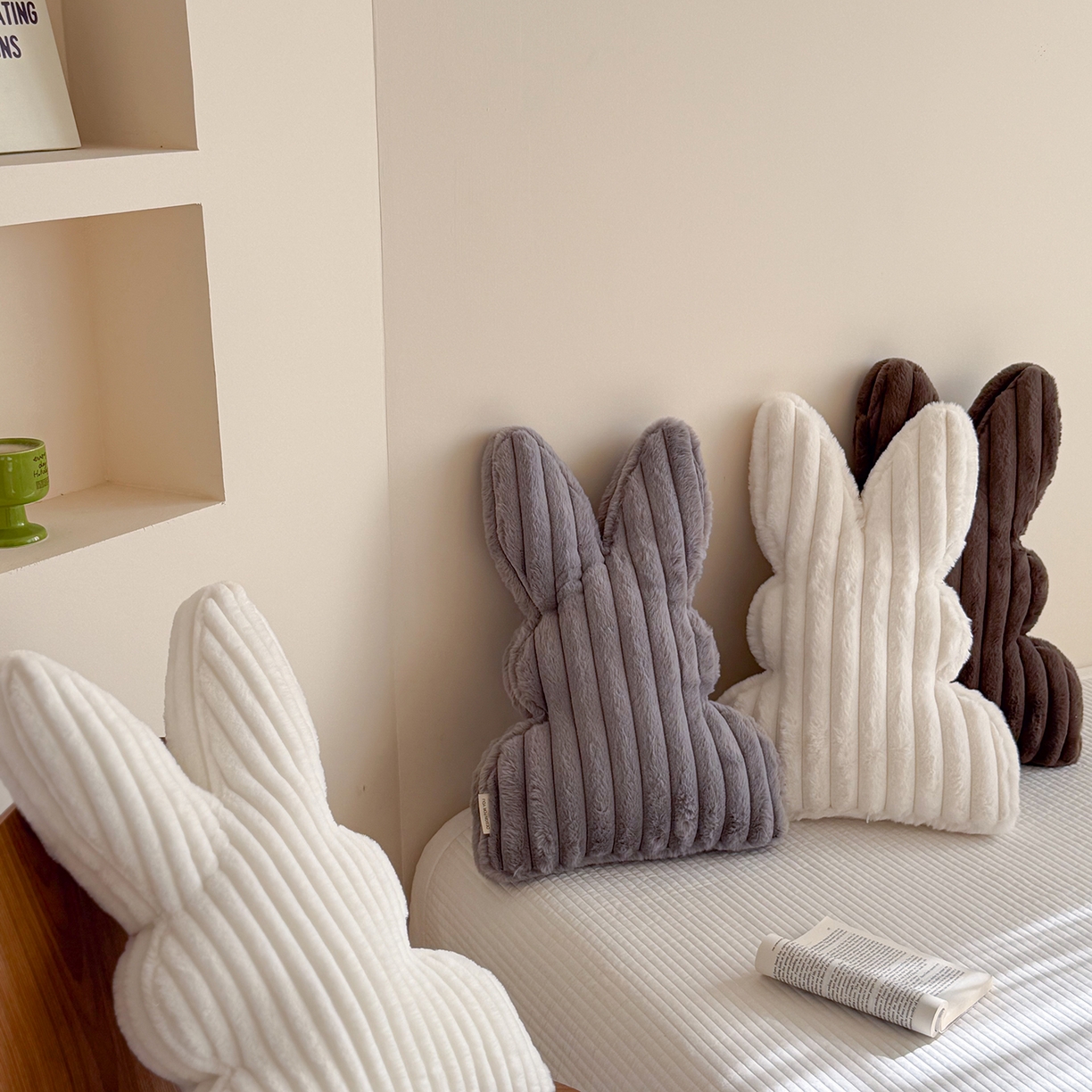 91家纺网 家纺一手货源 找家纺 美茉家居 2026新款兔毛抽条条纹兔子抱枕 深咖宽条