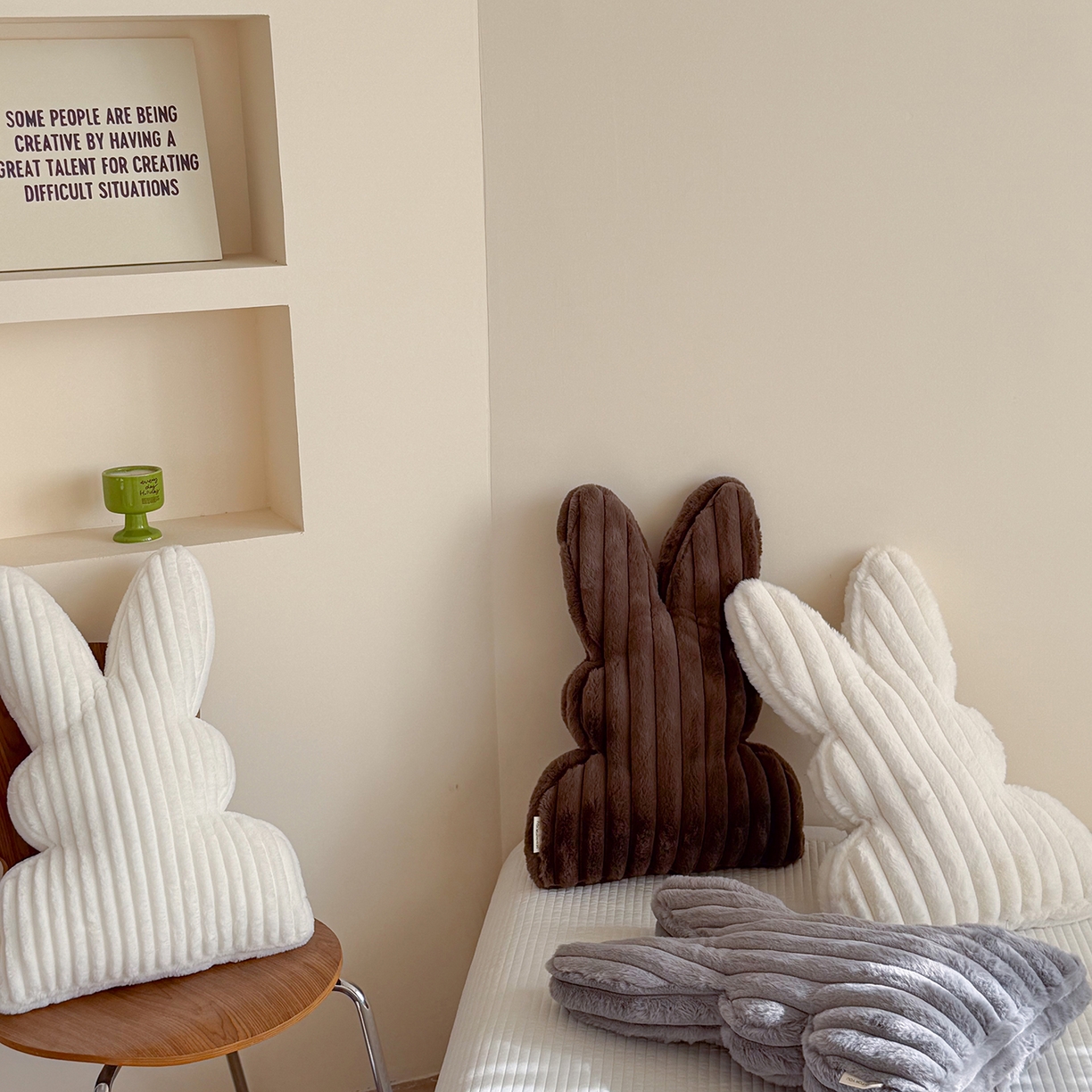 91家纺网 家纺一手货源 找家纺 美茉家居 2026新款兔毛抽条条纹兔子抱枕 米白窄条