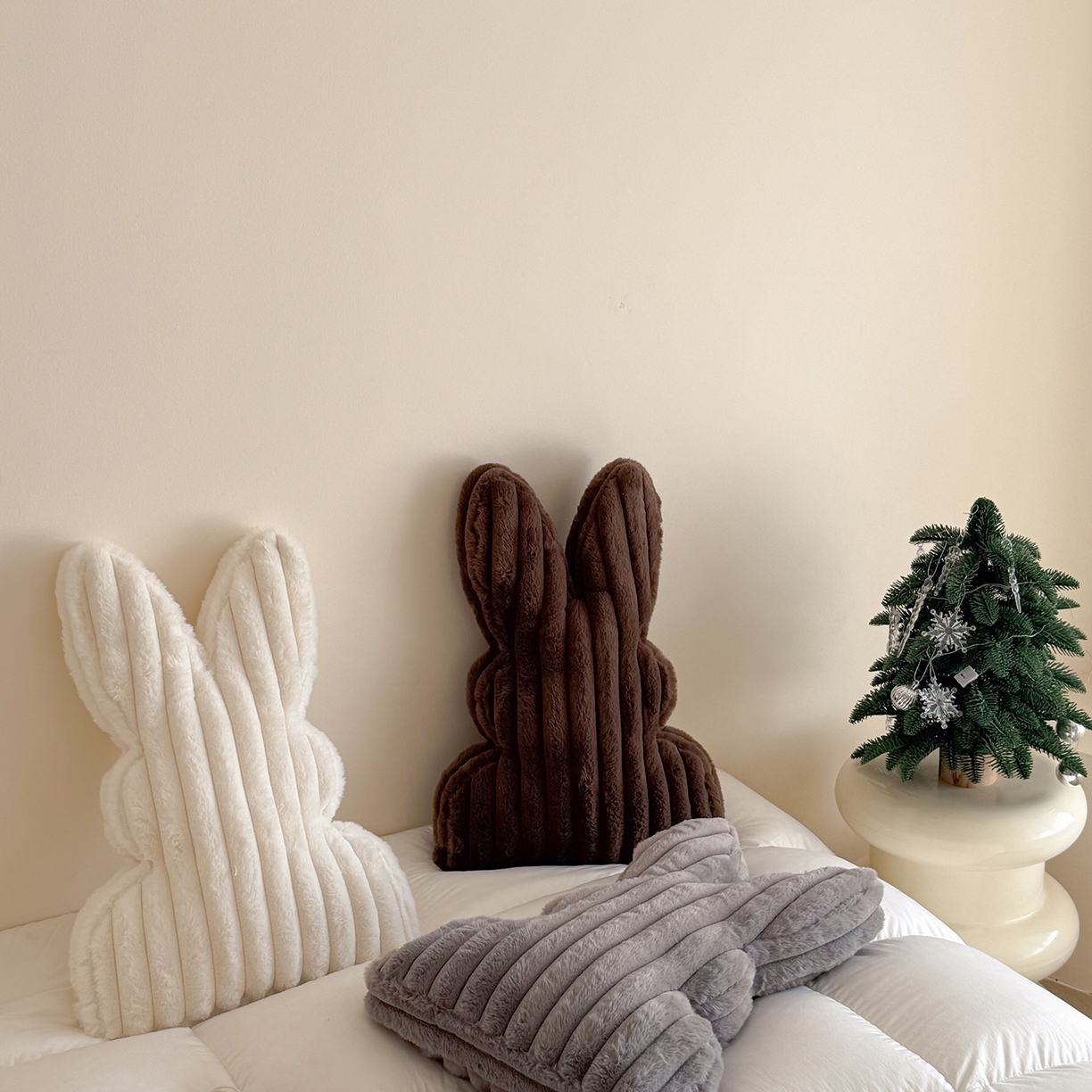 91家纺网 家纺一手货源 找家纺 美茉家居 2026新款兔毛抽条条纹兔子抱枕 米白宽条