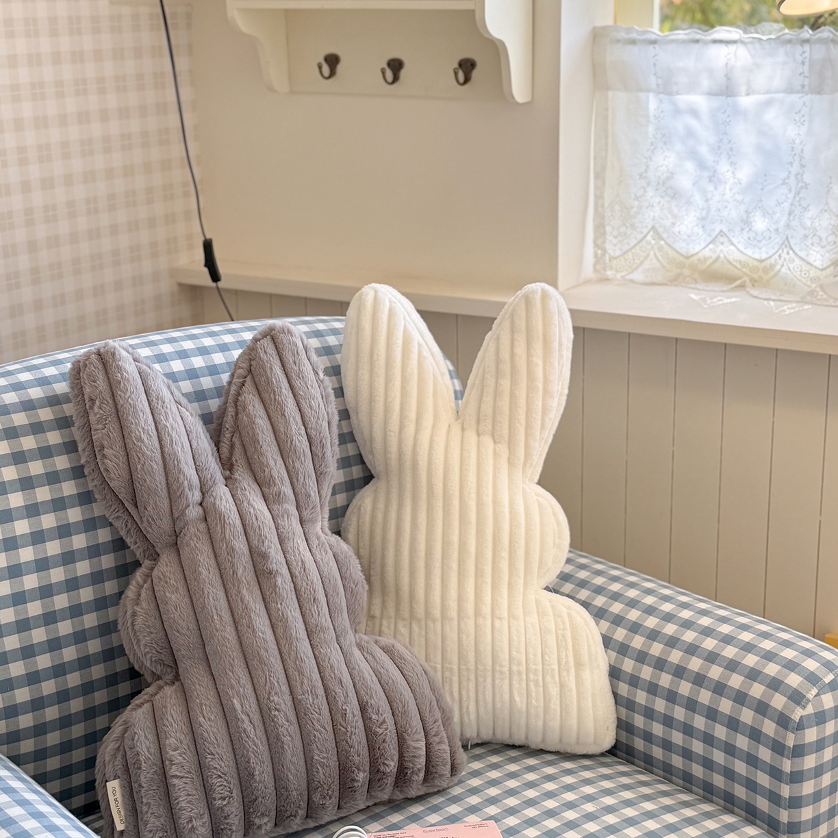 91家纺网 家纺一手货源 找家纺 美茉家居 2026新款兔毛抽条条纹兔子抱枕 米白窄条