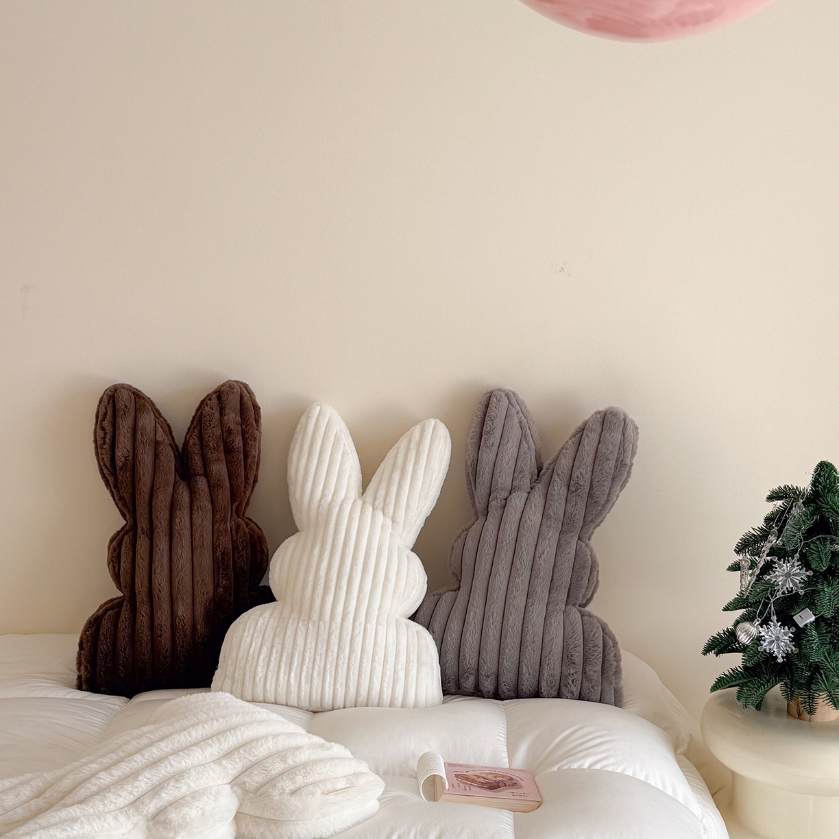 91家纺网 家纺一手货源 找家纺 美茉家居 2026新款兔毛抽条条纹兔子抱枕 米白宽条