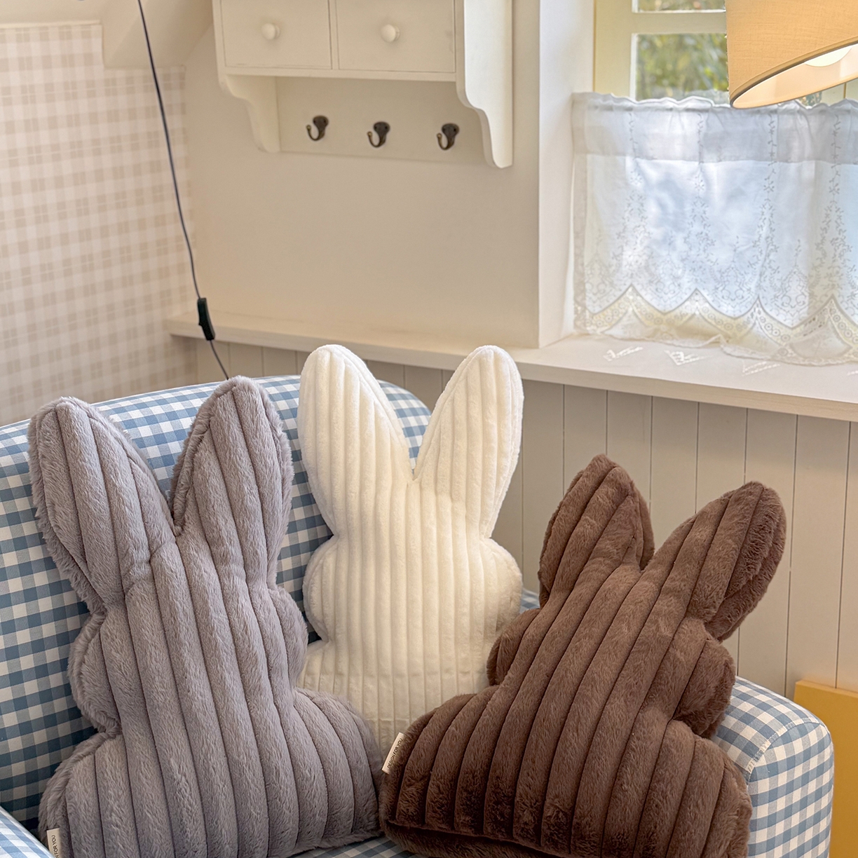 91家纺网 家纺一手货源 找家纺 美茉家居 2026新款兔毛抽条条纹兔子抱枕 米白窄条