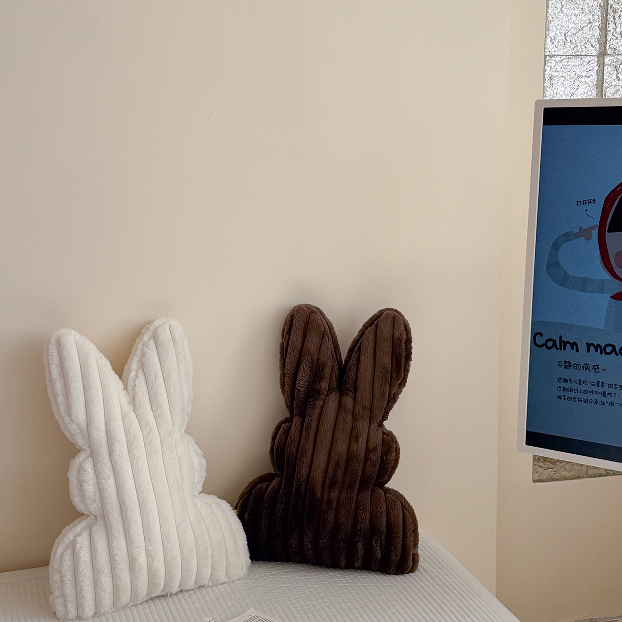 91家纺网 家纺一手货源 找家纺 美茉家居 2026新款兔毛抽条条纹兔子抱枕 米白窄条