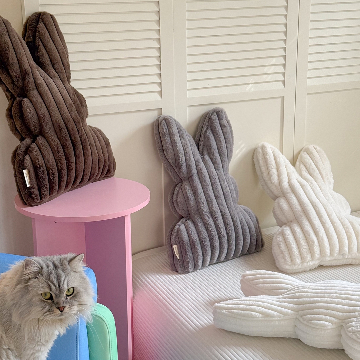 91家纺网 家纺一手货源 找家纺 美茉家居 2026新款兔毛抽条条纹兔子抱枕 深咖宽条