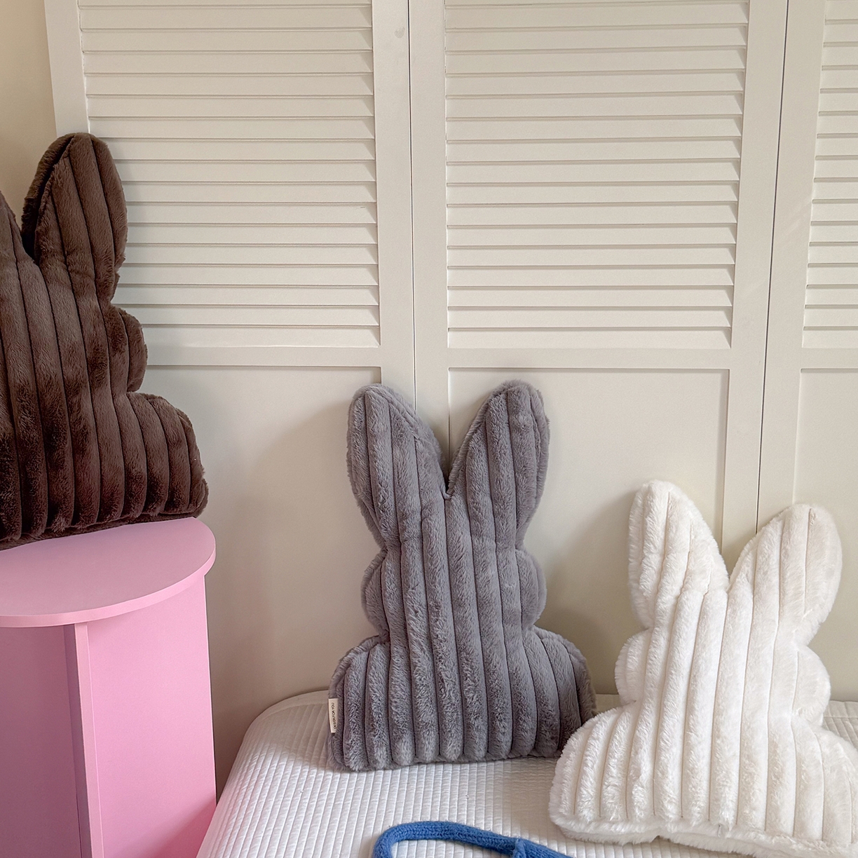 91家纺网 家纺一手货源 找家纺 美茉家居 2026新款兔毛抽条条纹兔子抱枕 灰色宽条