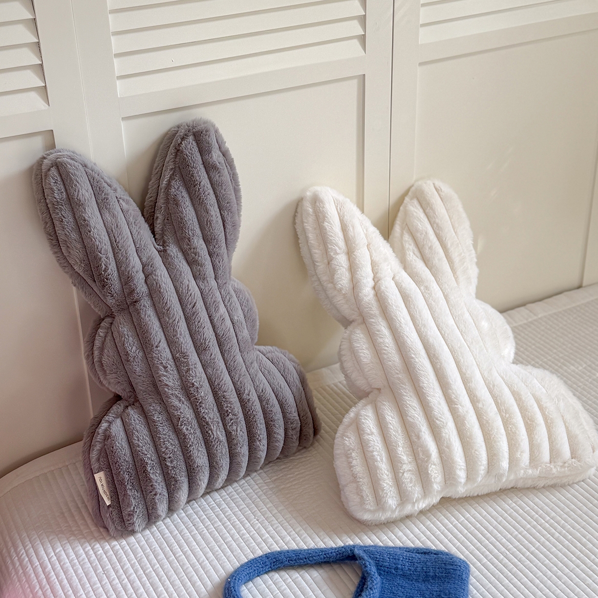 91家纺网 家纺一手货源 找家纺 美茉家居 2026新款兔毛抽条条纹兔子抱枕 灰色宽条