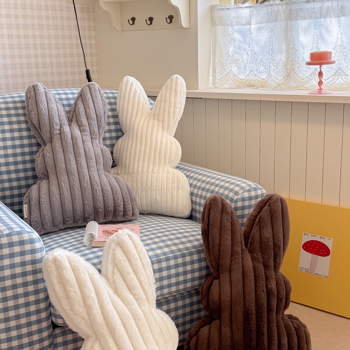 91家纺网 家纺一手货源 找家纺 美茉家居 2026新款兔毛抽条条纹兔子抱枕 米白宽条