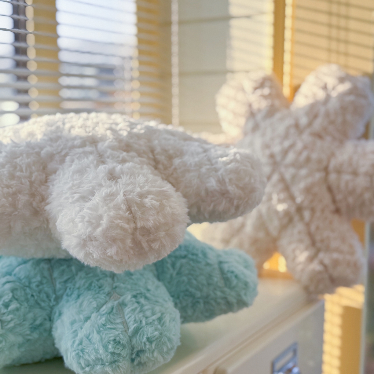 91家纺网 家纺一手货源 找家纺 （总）美茉家居 2026新款兔毛刷花雪绒花抱枕