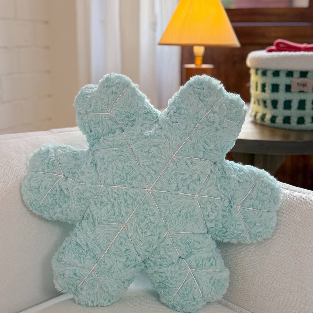 91家纺网 家纺一手货源 找家纺 美茉家居 2026新款兔毛刷花雪绒花抱枕 冰蓝