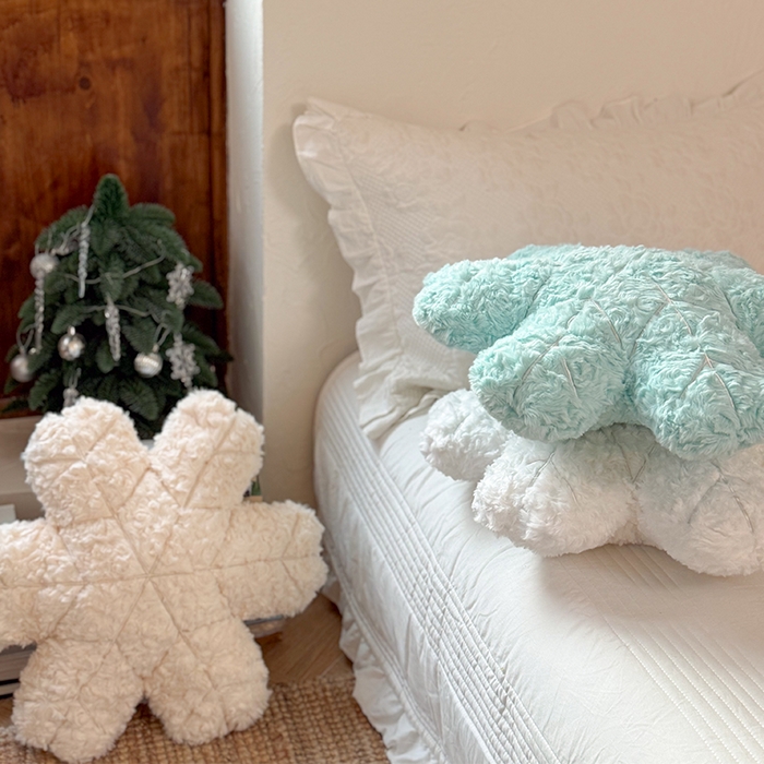91家纺网 家纺一手货源 找家纺 美茉家居 2026新款兔毛刷花雪绒花抱枕 冰蓝