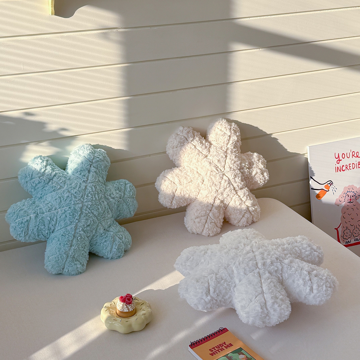 91家纺网 家纺一手货源 找家纺 美茉家居 2026新款兔毛刷花雪绒花抱枕 冰蓝