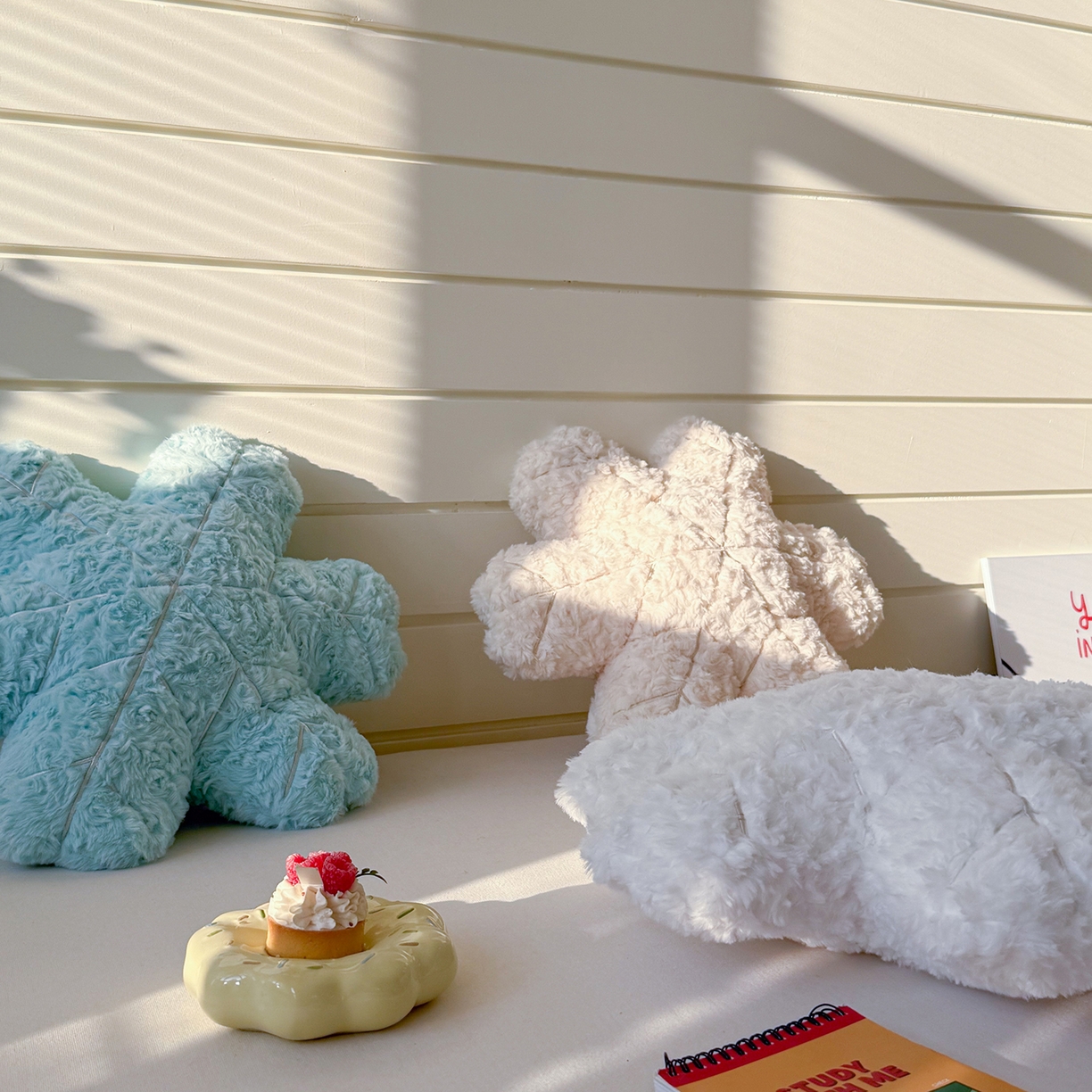 91家纺网 家纺一手货源 找家纺 美茉家居 2026新款兔毛刷花雪绒花抱枕 冰蓝