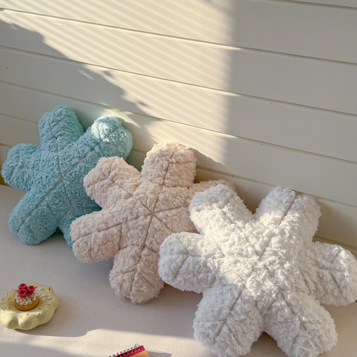 91家纺网 家纺一手货源 找家纺 美茉家居 2026新款兔毛刷花雪绒花抱枕 冰蓝