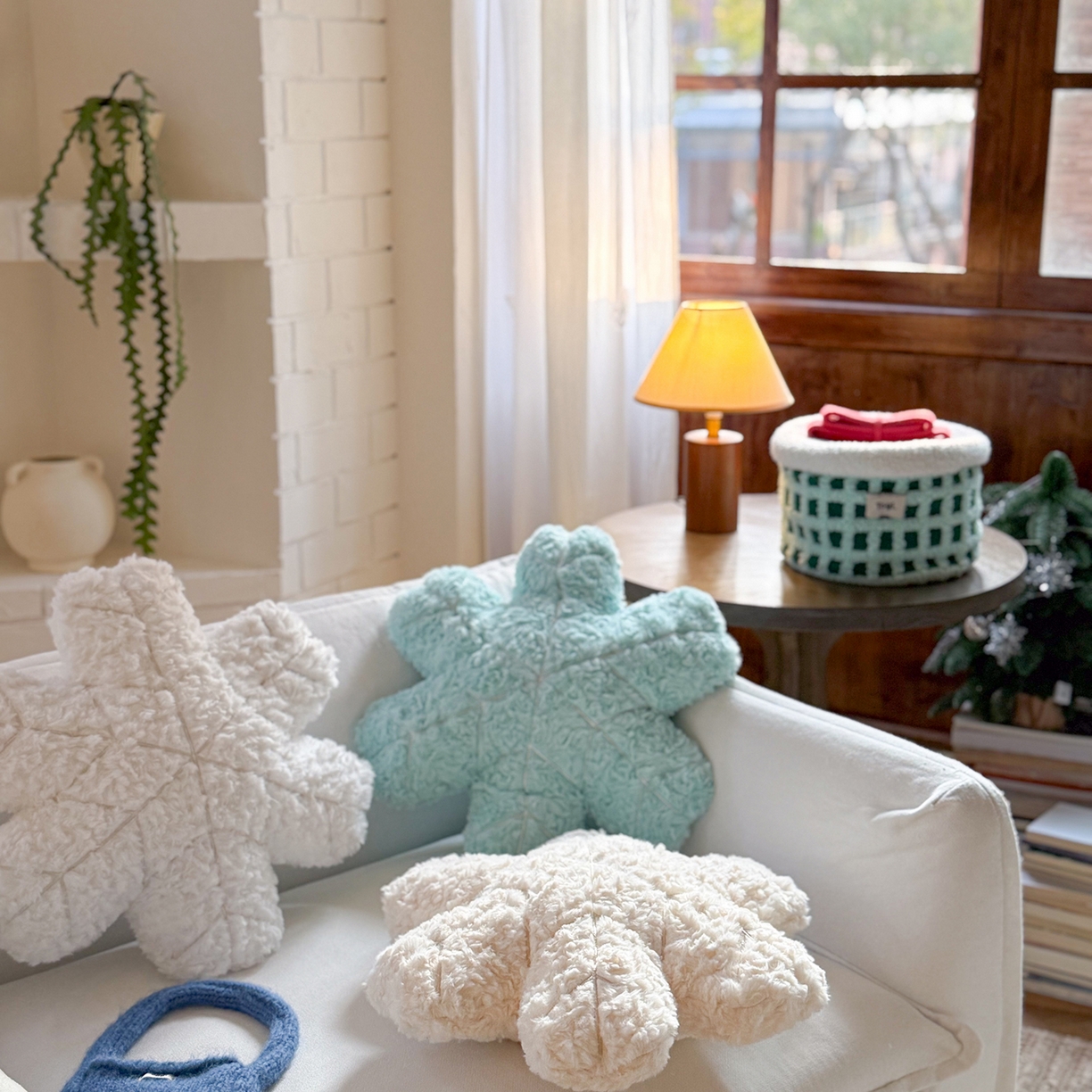 91家纺网 家纺一手货源 找家纺 美茉家居 2026新款兔毛刷花雪绒花抱枕 冰蓝