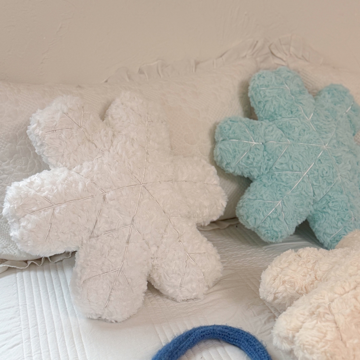 91家纺网 家纺一手货源 找家纺 美茉家居 2026新款兔毛刷花雪绒花抱枕 米白