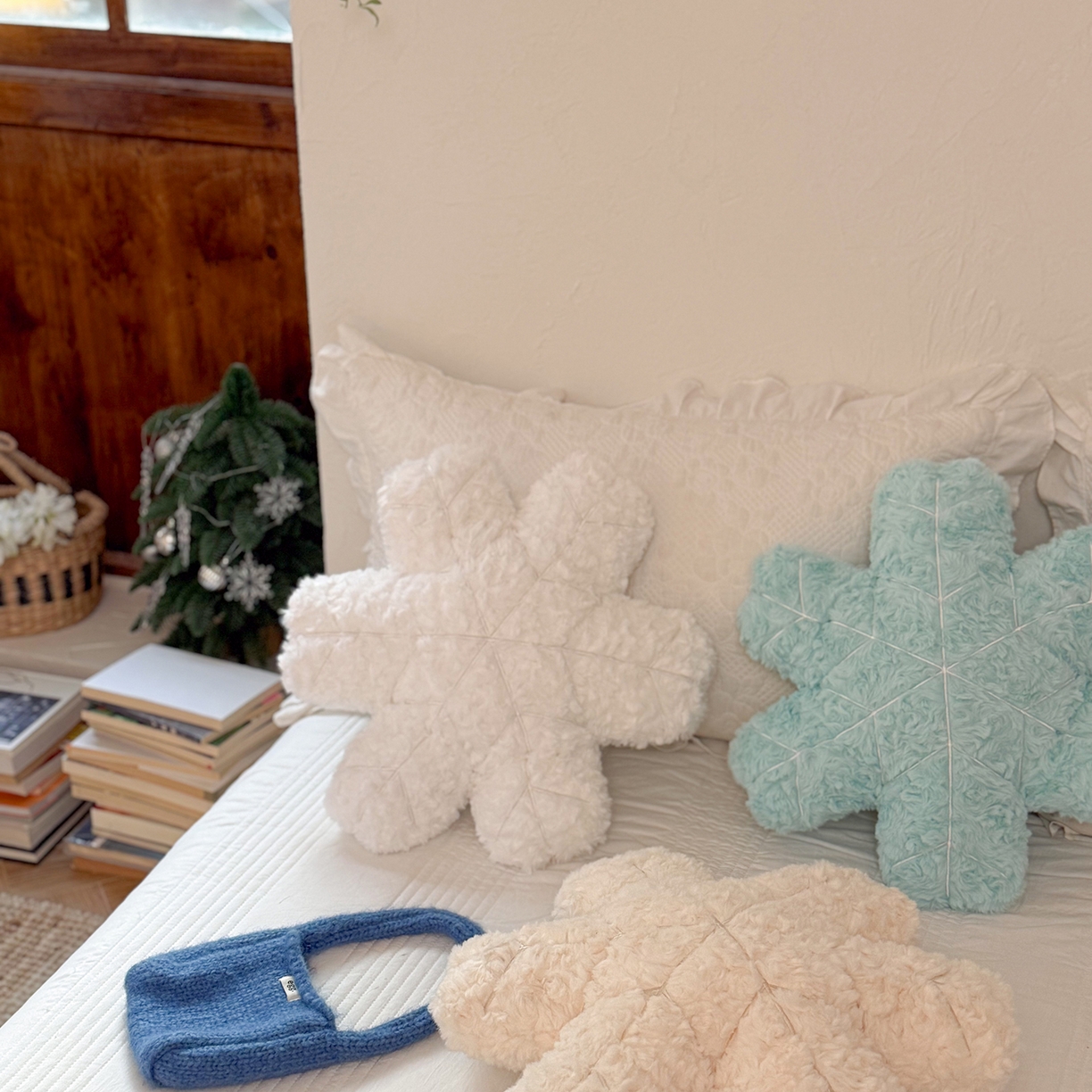 91家纺网 家纺一手货源 找家纺 美茉家居 2026新款兔毛刷花雪绒花抱枕 米白