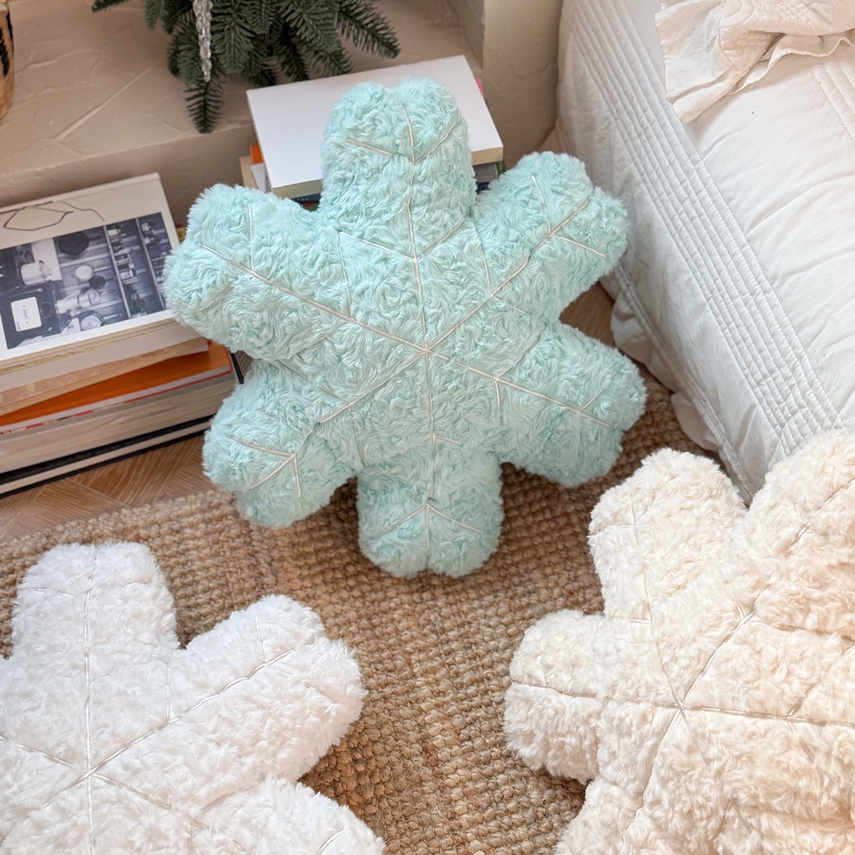 91家纺网 家纺一手货源 找家纺 美茉家居 2026新款兔毛刷花雪绒花抱枕 米白