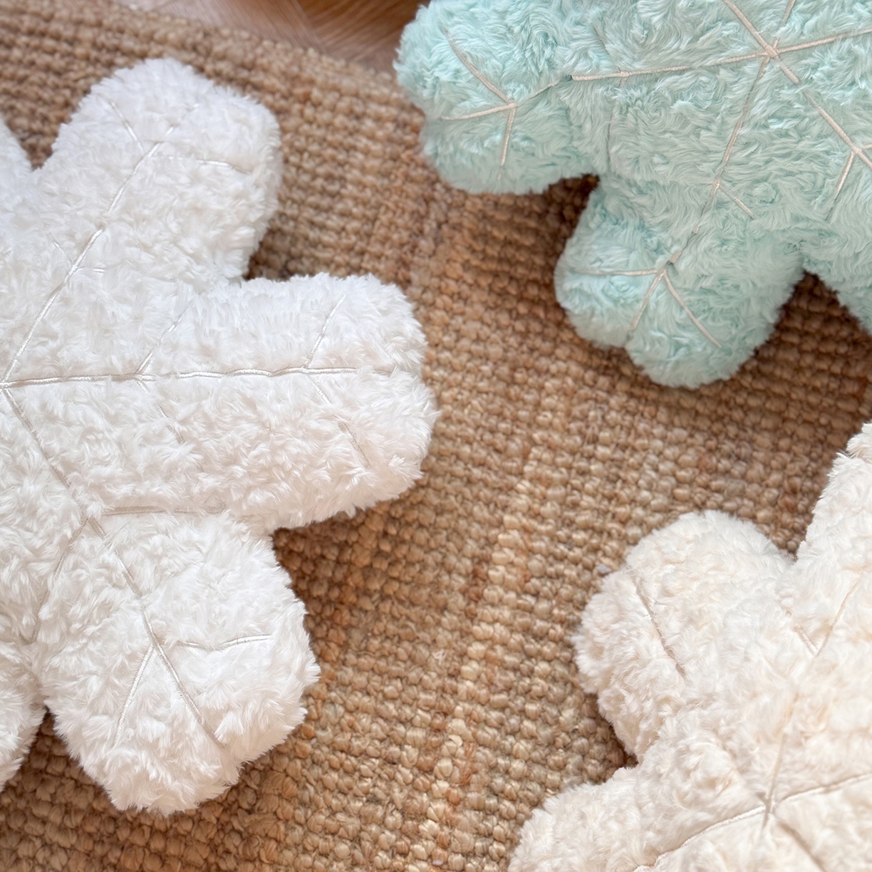 91家纺网 家纺一手货源 找家纺 美茉家居 2026新款兔毛刷花雪绒花抱枕 米白