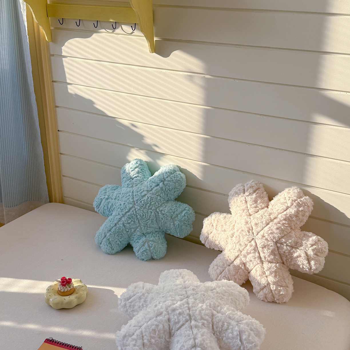 91家纺网 家纺一手货源 找家纺 美茉家居 2026新款兔毛刷花雪绒花抱枕 米白