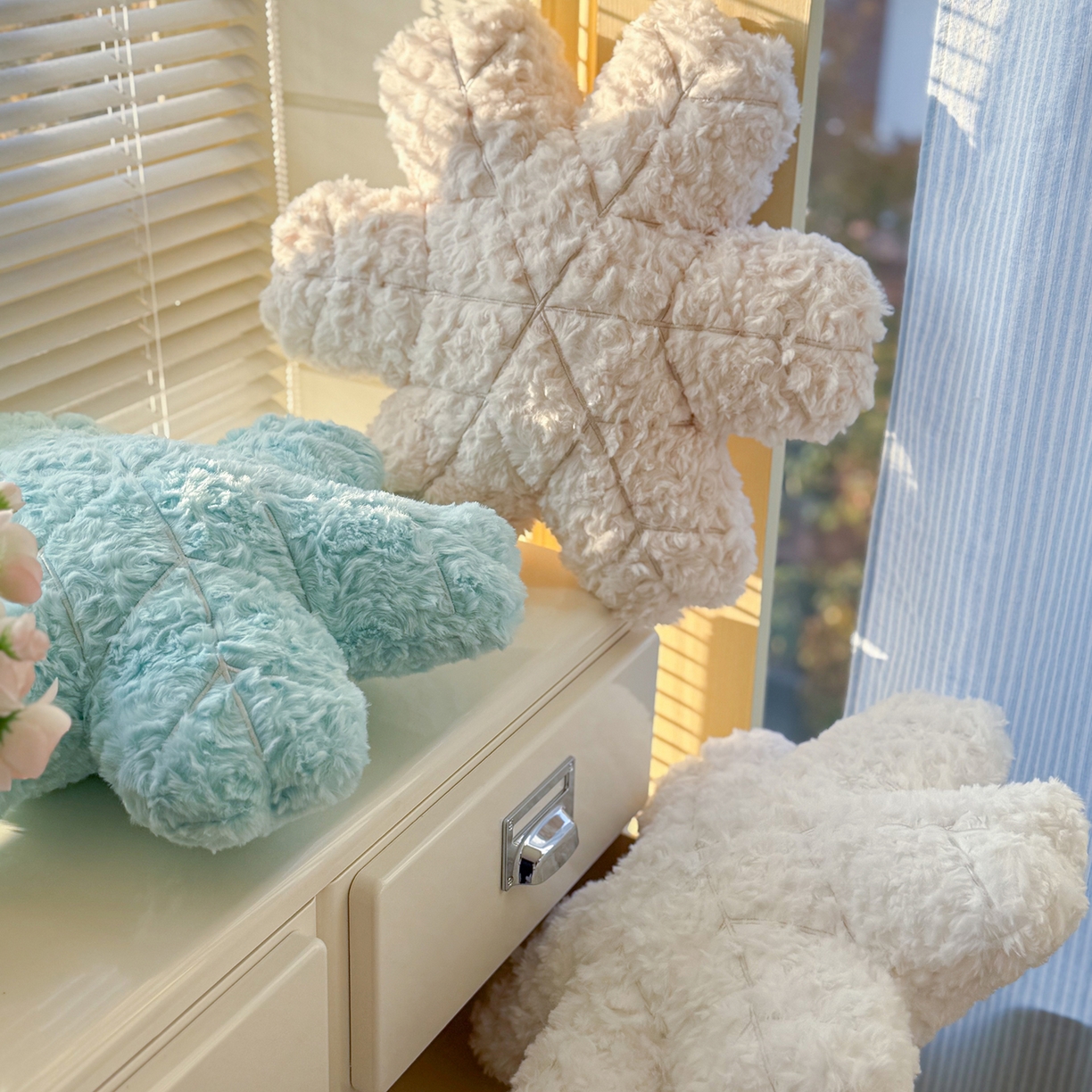 91家纺网 家纺一手货源 找家纺 美茉家居 2026新款兔毛刷花雪绒花抱枕 雪白