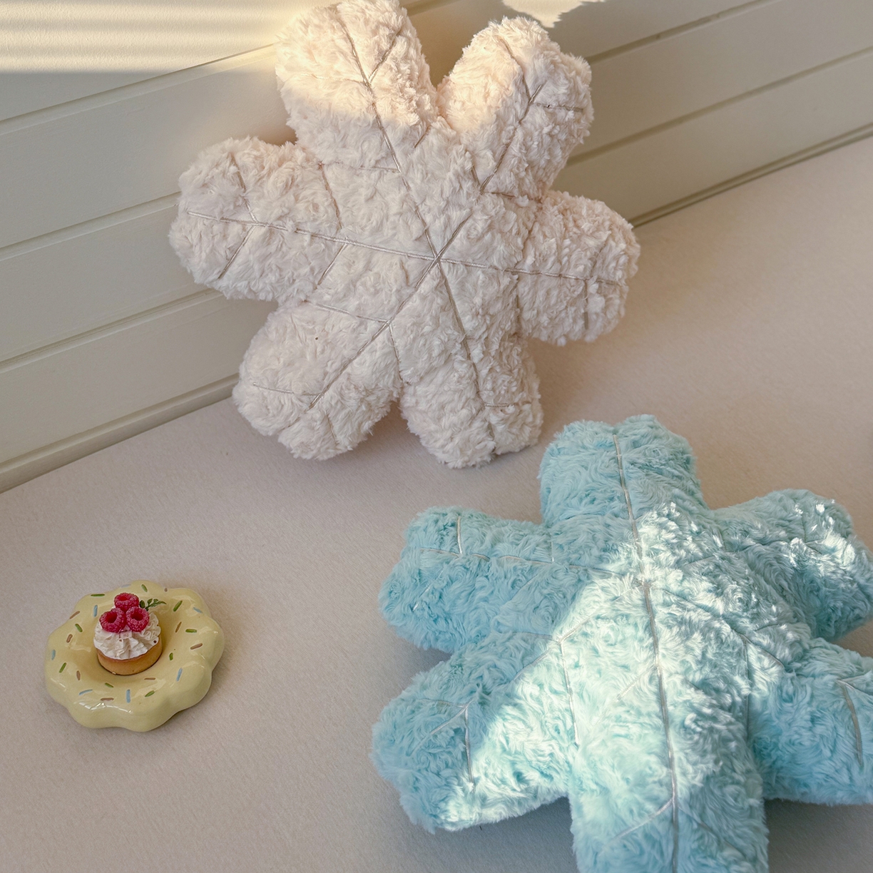 91家纺网 家纺一手货源 找家纺 美茉家居 2026新款兔毛刷花雪绒花抱枕 雪白