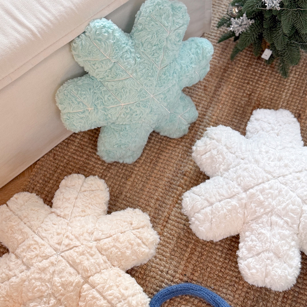 91家纺网 家纺一手货源 找家纺 美茉家居 2026新款兔毛刷花雪绒花抱枕 雪白