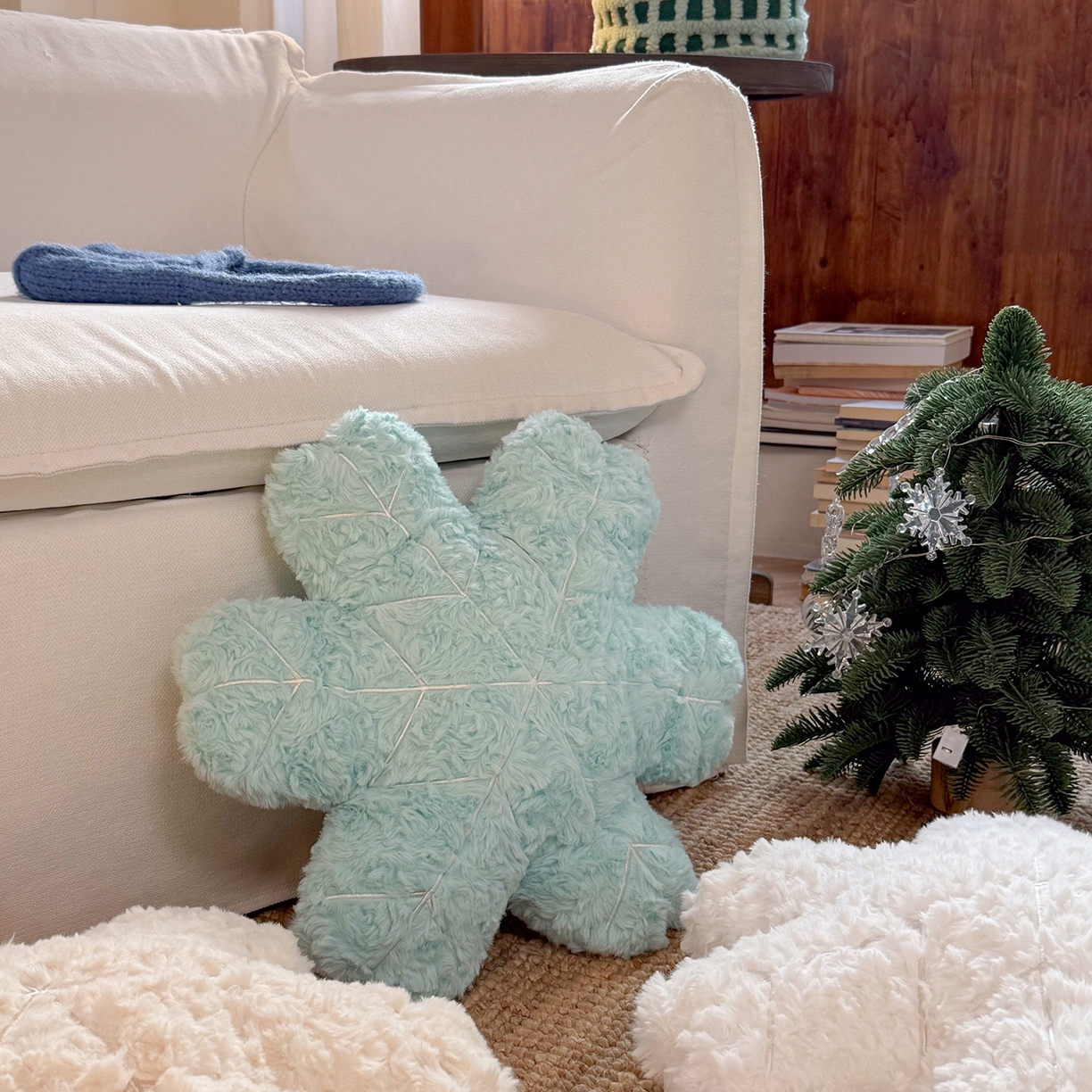 91家纺网 家纺一手货源 找家纺 美茉家居 2026新款兔毛刷花雪绒花抱枕 雪白