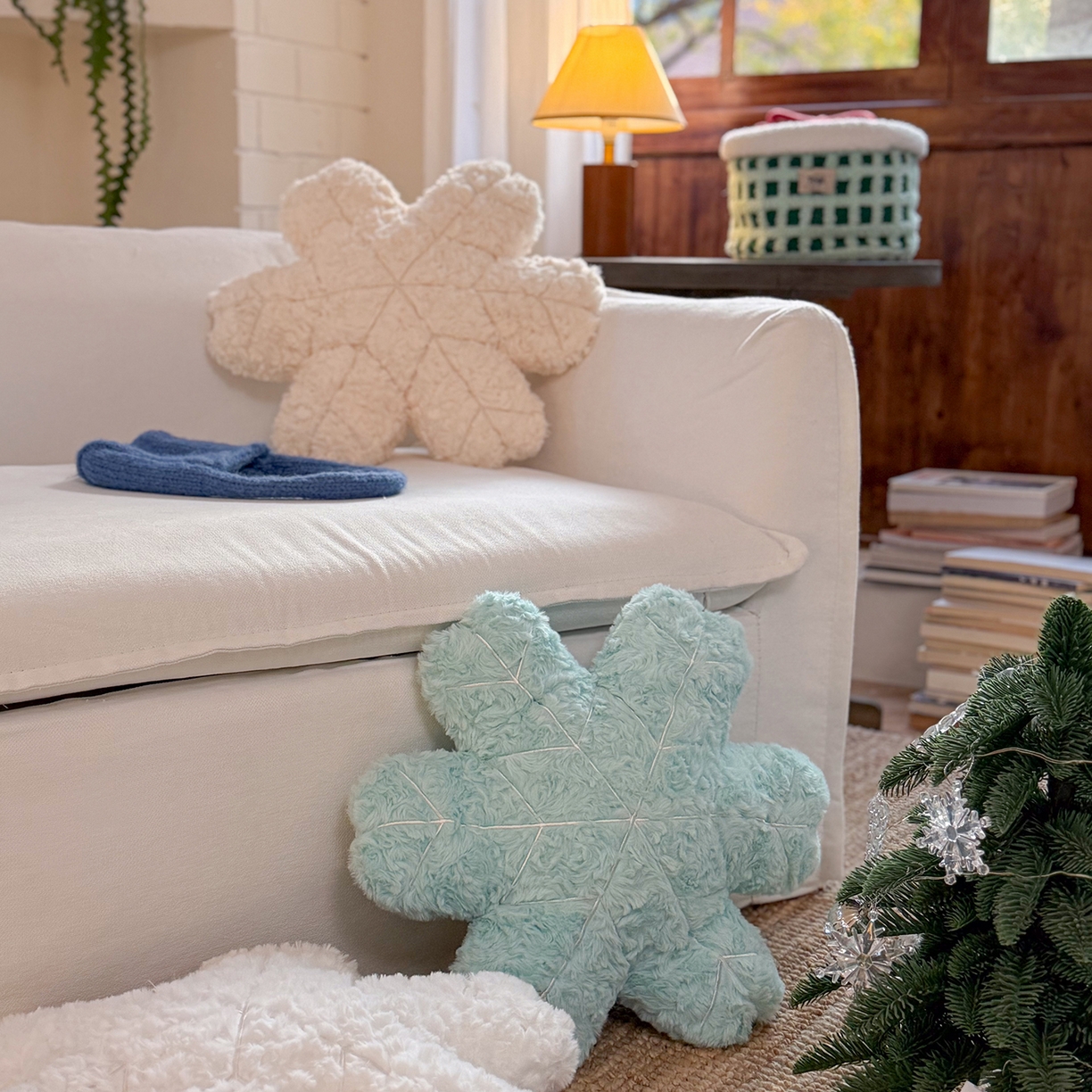 91家纺网 家纺一手货源 找家纺 美茉家居 2026新款兔毛刷花雪绒花抱枕 雪白