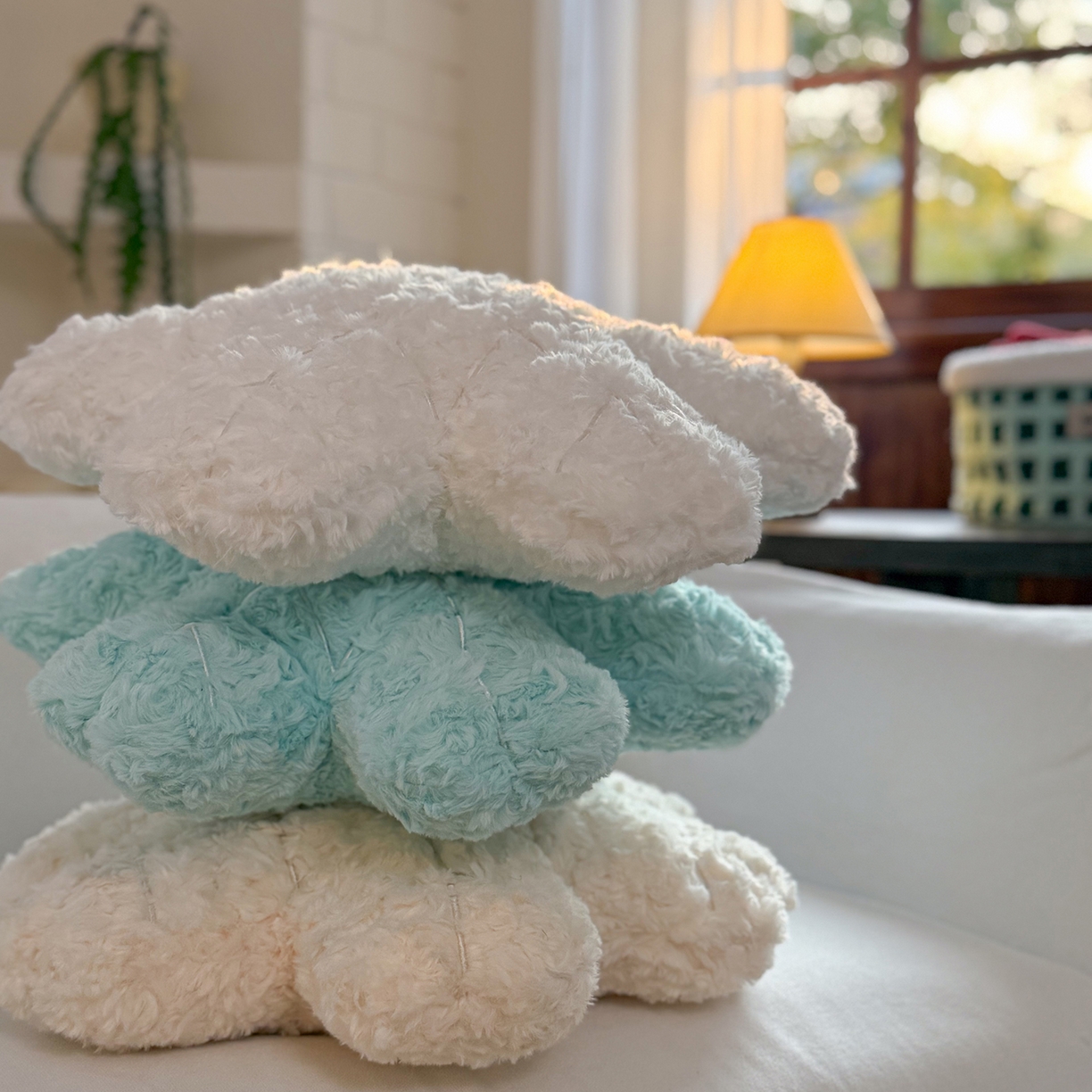 91家纺网 家纺一手货源 找家纺 美茉家居 2026新款兔毛刷花雪绒花抱枕 雪白