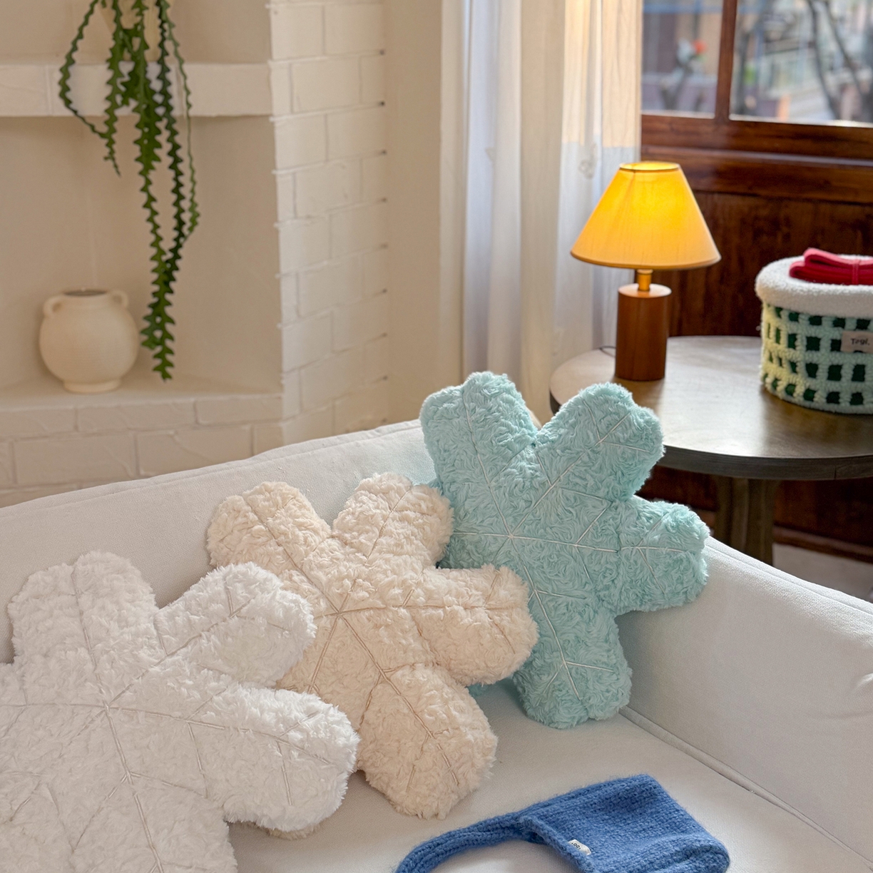 91家纺网 家纺一手货源 找家纺 美茉家居 2026新款兔毛刷花雪绒花抱枕 雪白