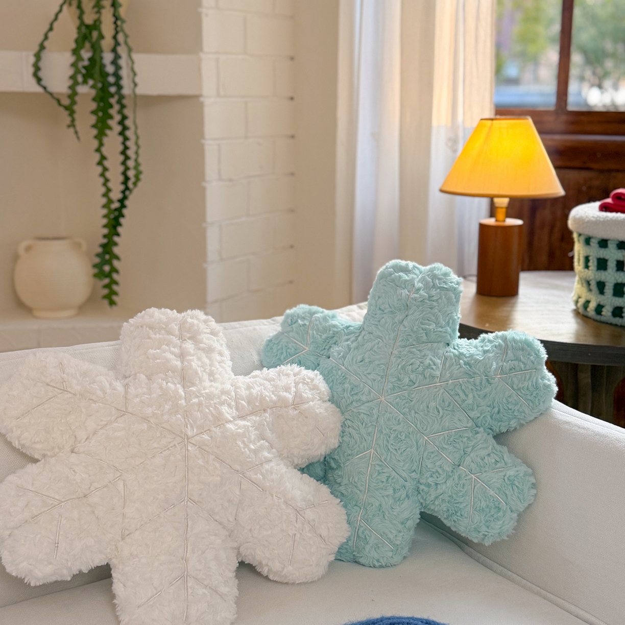 91家纺网 家纺一手货源 找家纺 美茉家居 2026新款兔毛刷花雪绒花抱枕 雪白