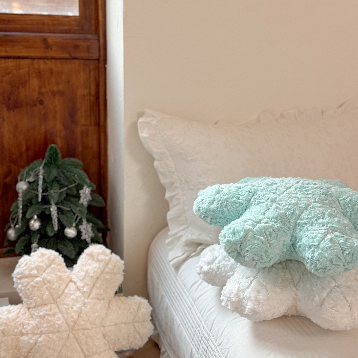 91家纺网 家纺一手货源 找家纺 美茉家居 2026新款兔毛刷花雪绒花抱枕 雪白