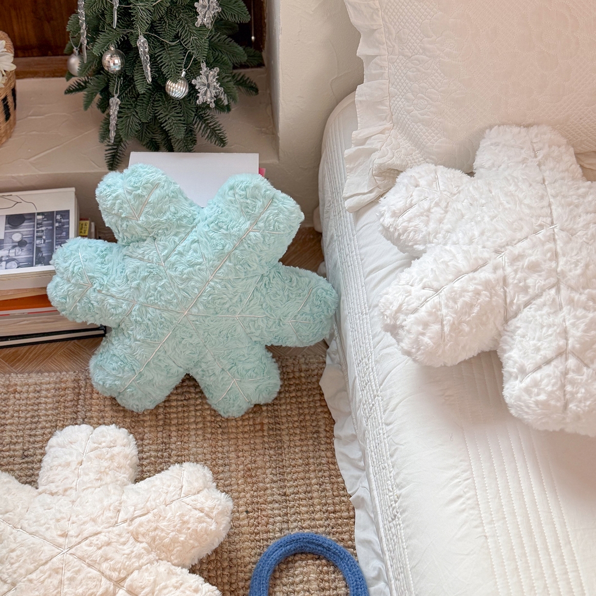 91家纺网 家纺一手货源 找家纺 美茉家居 2026新款兔毛刷花雪绒花抱枕 雪白