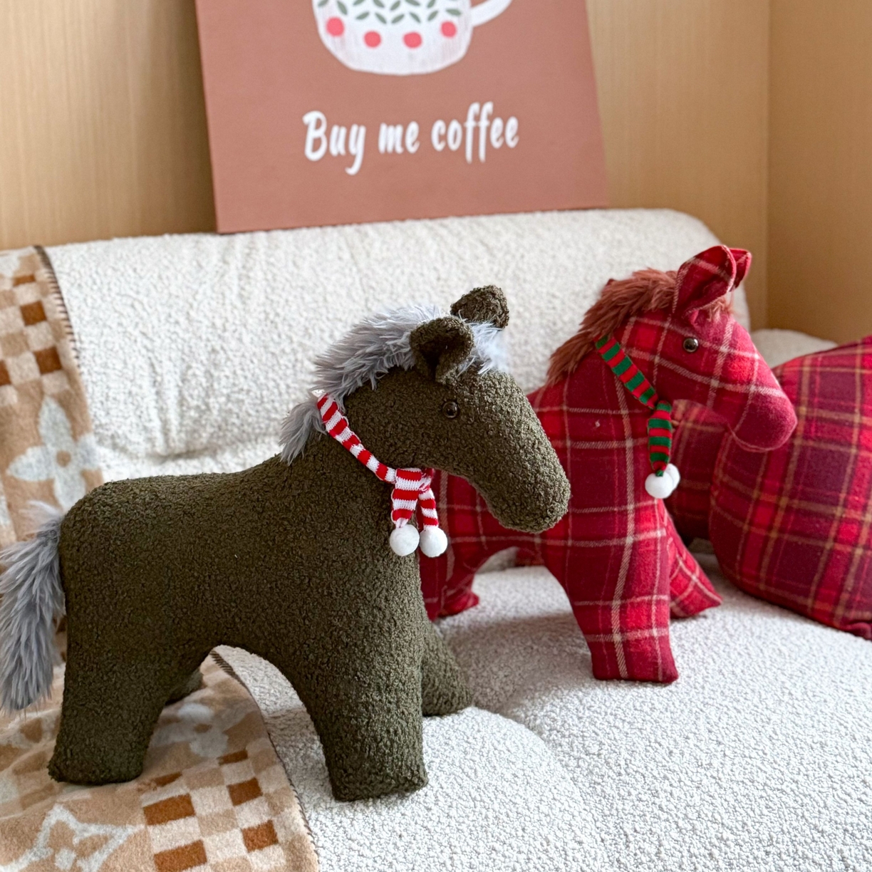 91家纺网 家纺一手货源 找家纺 美茉家居 2025新款小马立体玩偶抱枕 白马