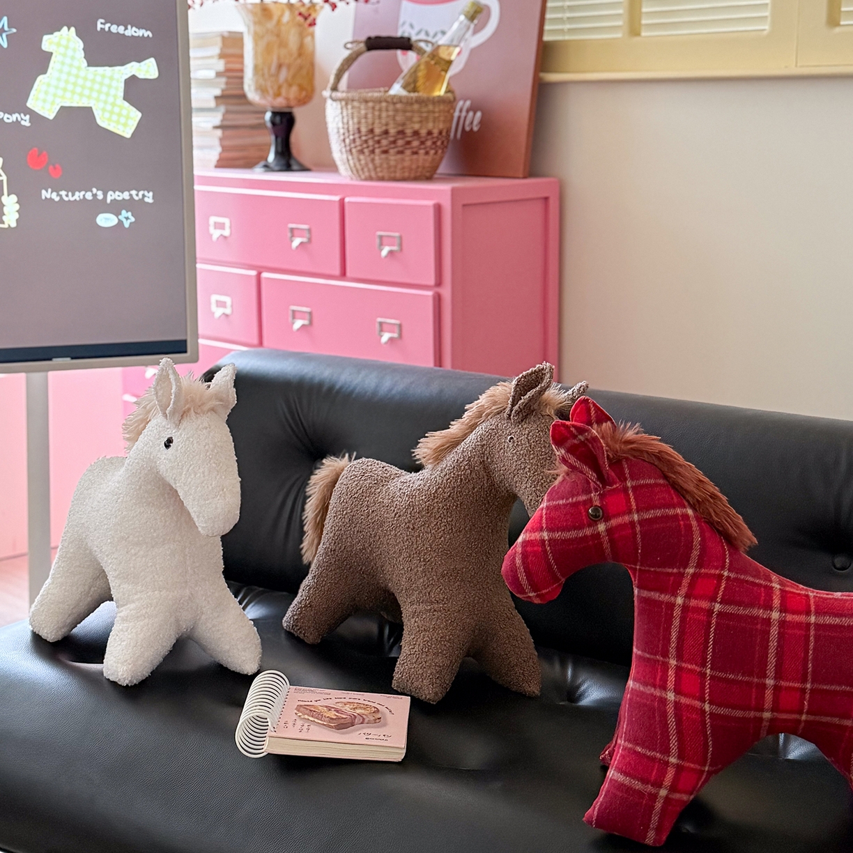 91家纺网 家纺一手货源 找家纺 美茉家居 2025新款小马立体玩偶抱枕 白马