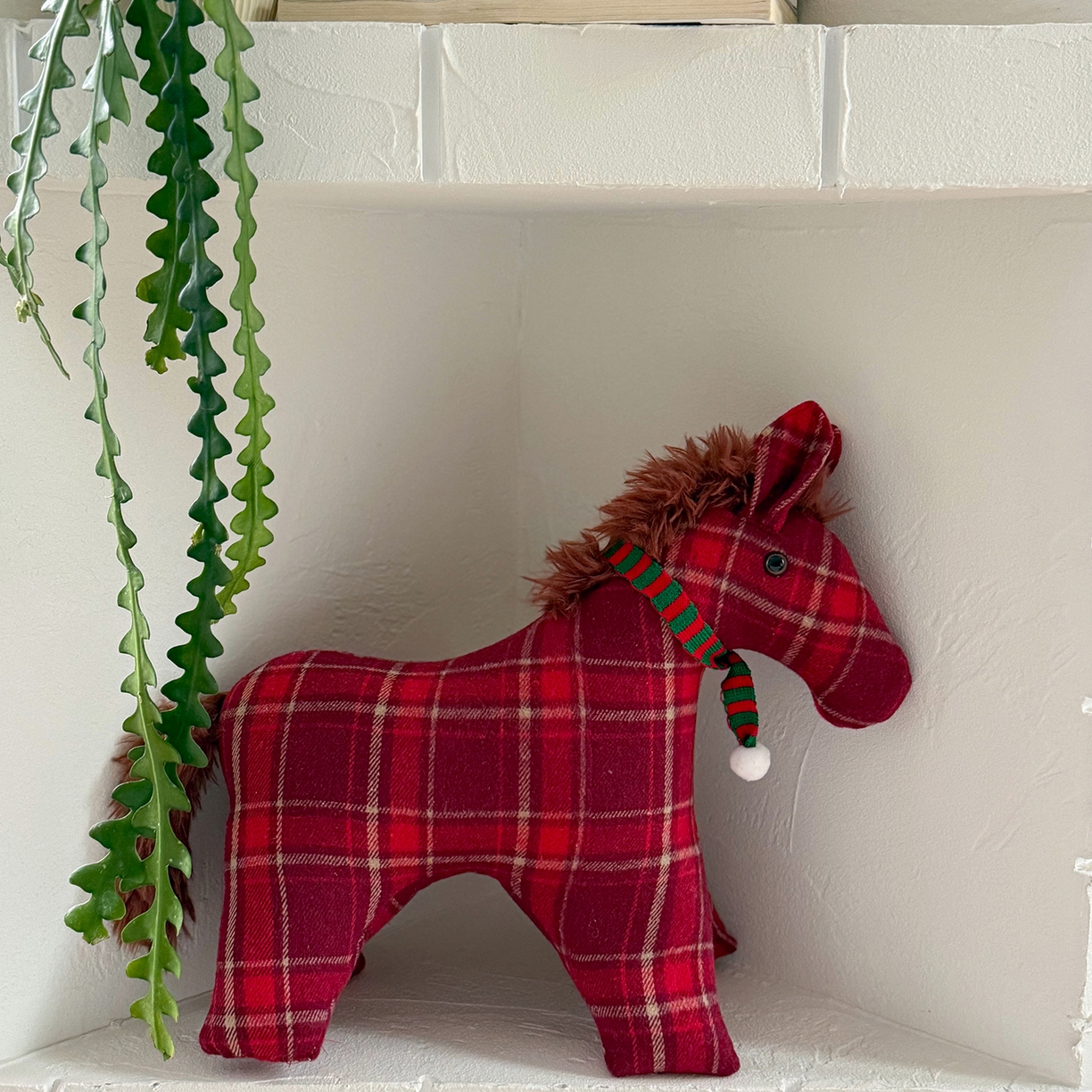 91家纺网 家纺一手货源 找家纺 美茉家居 2025新款小马立体玩偶抱枕 灰格子马