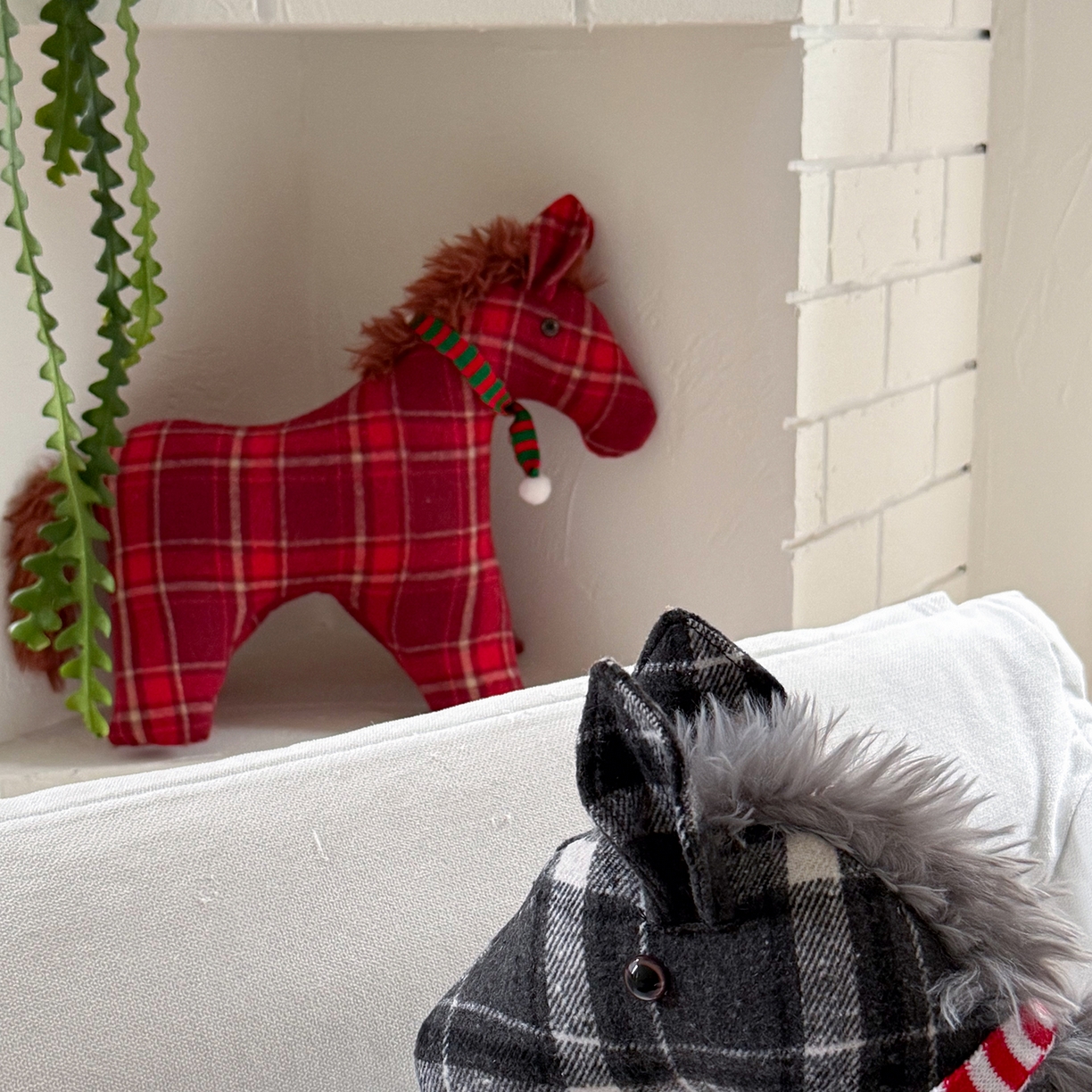 91家纺网 家纺一手货源 找家纺 美茉家居 2025新款小马立体玩偶抱枕 白马