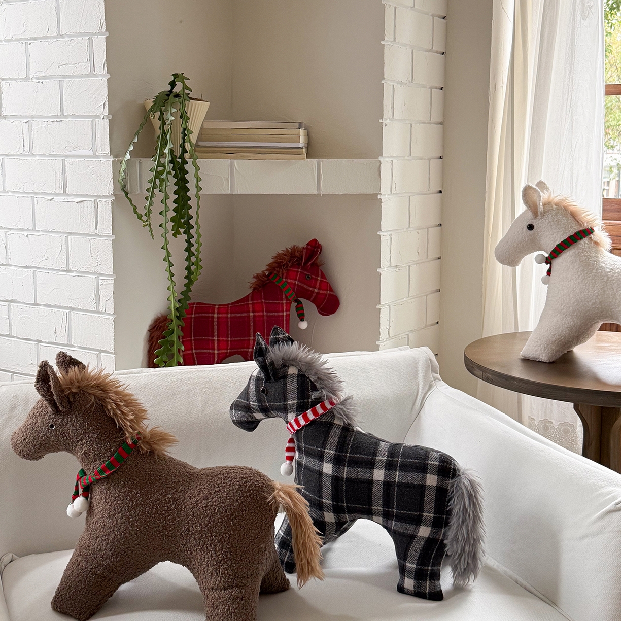 91家纺网 家纺一手货源 找家纺 美茉家居 2025新款小马立体玩偶抱枕 灰格子马