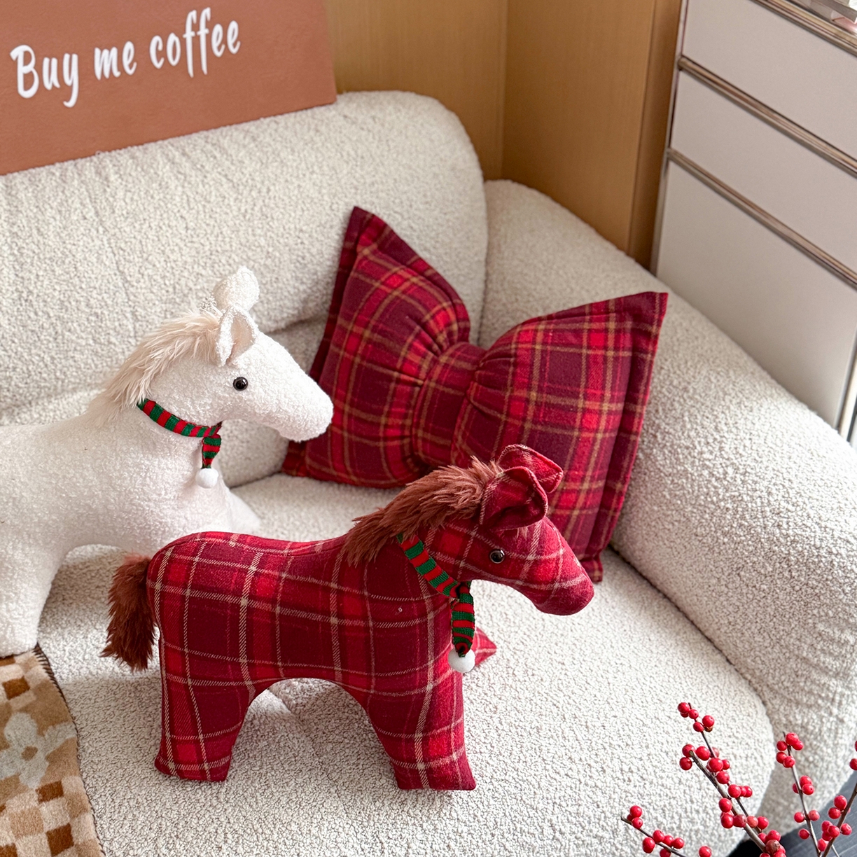 91家纺网 家纺一手货源 找家纺 美茉家居 2025新款小马立体玩偶抱枕 绿马